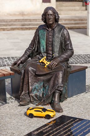 Frombork, pomnik Mikolaja Kopernika na Rynku miejskim